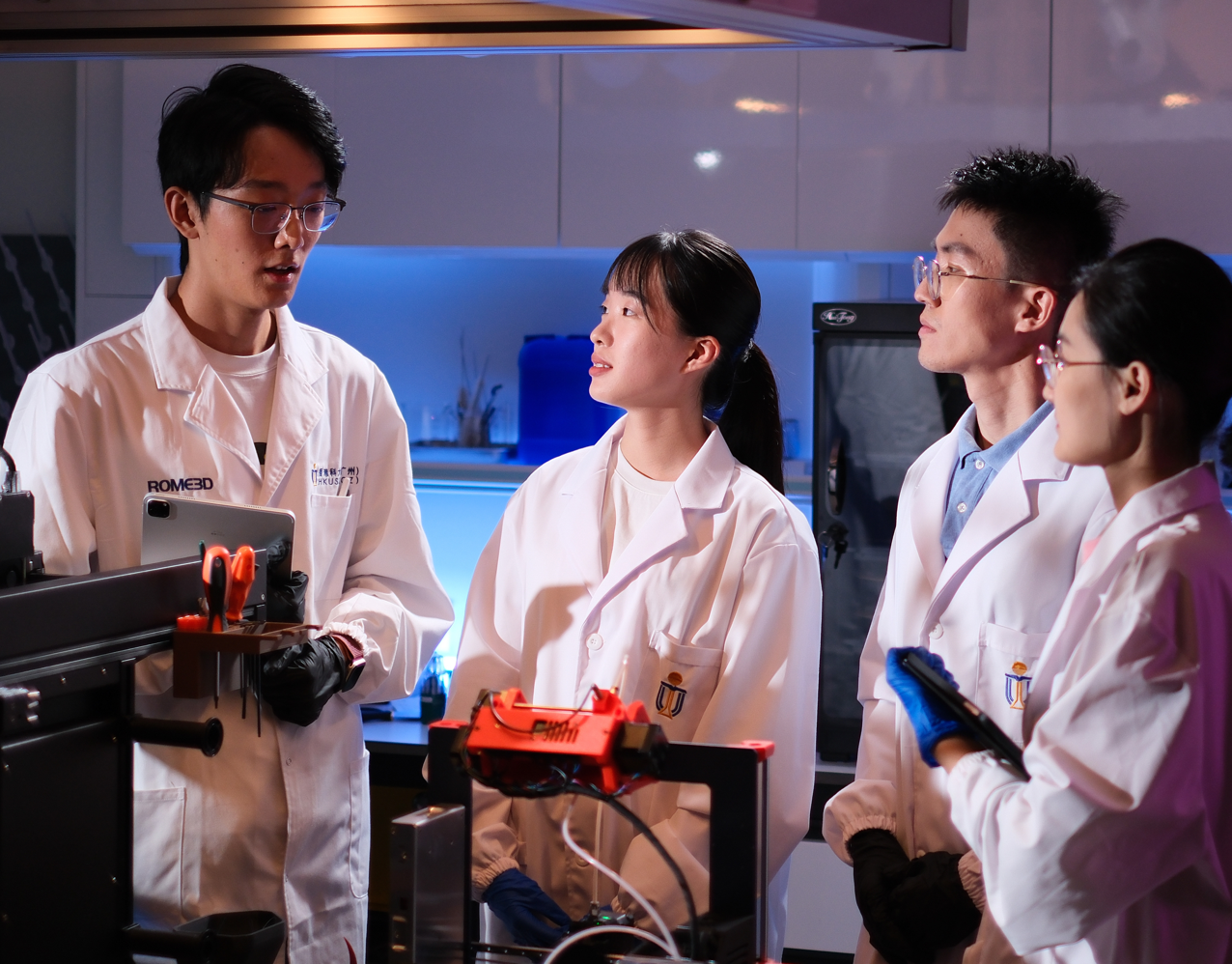 Students collaborating on a Pillar Project in the lab