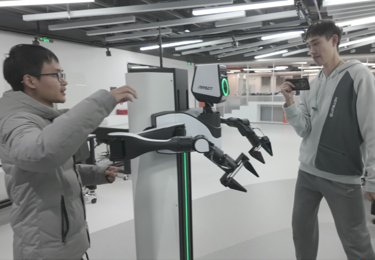 Mobile lift dual-arm robot(MMK2)